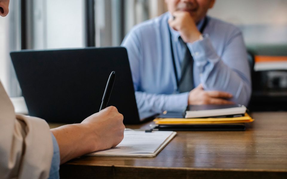 Entrevista laboral con una persona postulante y un reclutador