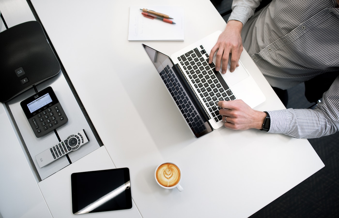 Profesional trabajando con datos y sistemas empresariales en una computadora